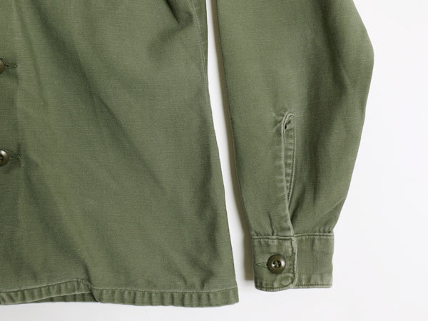 70s 米軍実物 US ARMY コットン サテン ユーティリティ シャツ S 程/ 73年製 ヴィンテージ OG107 シャツ袖 4th 軍物 ミリタリー ワッペン