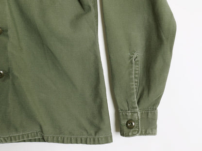 70s 米軍実物 US ARMY コットン サテン ユーティリティ シャツ S 程/ 73年製 ヴィンテージ OG107 シャツ袖 4th 軍物 ミリタリー ワッペン