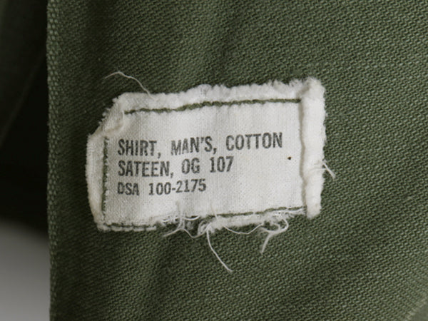 60s 米軍実物 US ARMY コットン サテン ユーティリティ シャツ M 程/ 古着 ヴィンテージ OG107 シャツ袖 2nd ミリタリー 軍物 ワッペン付き