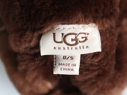 UGG シープスキン キャップ レディース S / 本革 レザー ムートン 帽子 ワンポイント シンプル 防寒 ボア 深め ハット もこもこ ブラウン