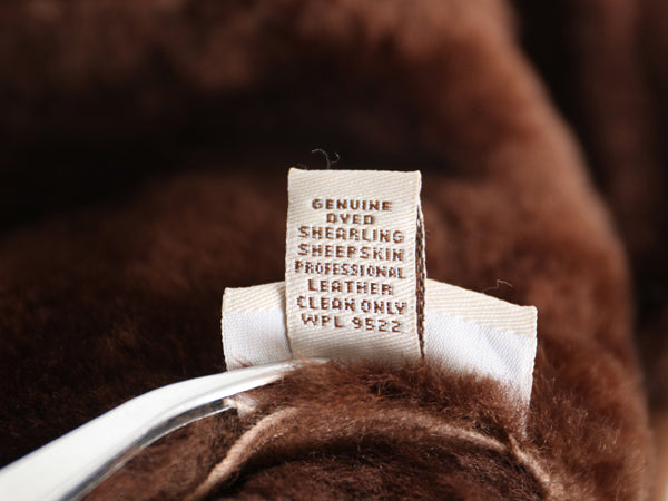 UGG シープスキン キャップ レディース S / 本革 レザー ムートン 帽子 ワンポイント シンプル 防寒 ボア 深め ハット もこもこ ブラウン