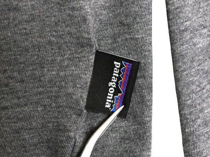パタゴニア ヘンリーネック 長袖 Tシャツ メンズ М 古着 アウトドア ロンT ロングスリーブ カットソー インナー ワンポイント トップス 灰