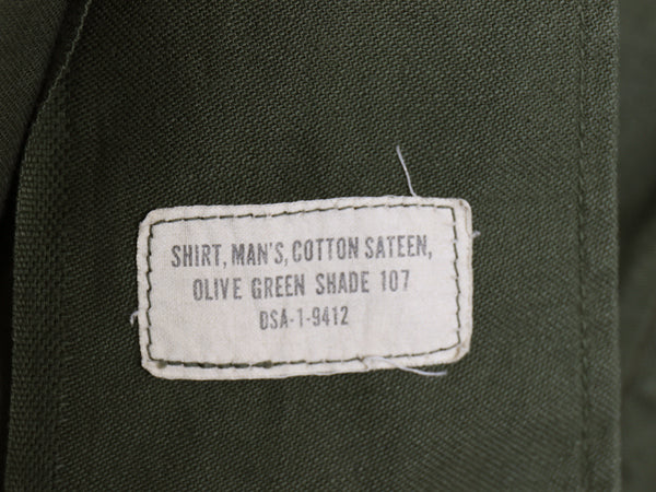 60s 米軍実物 US ARMY コットン サテン ユーティリティ シャツ S ヴィンテージ OG107 シャツ袖 1st ミリタリー 軍物 ワッペン付き オリーブ