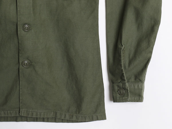 60s 米軍実物 US ARMY コットン サテン ユーティリティ シャツ S ヴィンテージ OG107 シャツ袖 1st ミリタリー 軍物 ワッペン付き オリーブ
