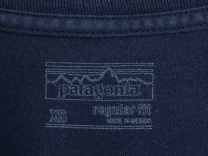 パタゴニア 両面 プリント 長袖 Tシャツ メンズ XS 古着 17年製 アウトドア ロンT ロングスリーブ ロゴT P6 バックプリント カットソー 紺