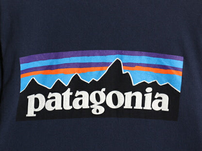 パタゴニア 両面 プリント 長袖 Tシャツ メンズ XS 古着 17年製 アウトドア ロンT ロングスリーブ ロゴT P6 バックプリント カットソー 紺