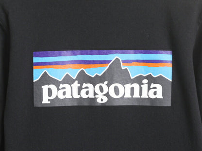 22年製 パタゴニア 両面 プリント 長袖 Tシャツ レディース XS Patagonia ロンT プリントT ロゴT フィッツロイ バックプリント P6 ブラック