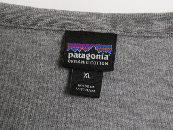 パタゴニア ヘンリーネック 長袖 Tシャツ メンズ XL 古着 16年製 ワンポイント アウトドア ロンT ロングスリーブ 無地 グレー 大きいサイズ