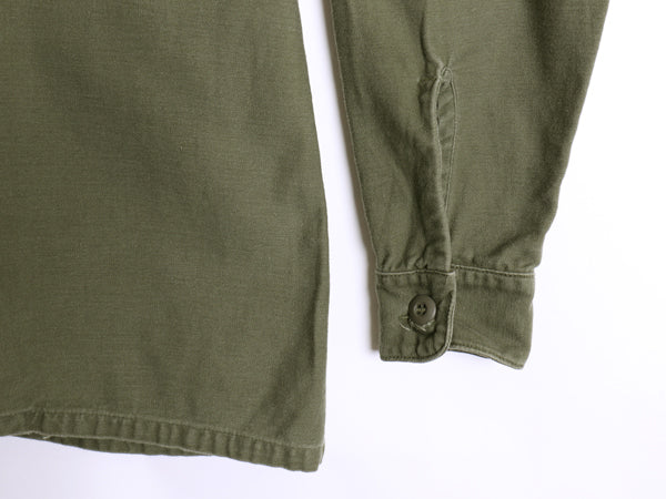 70s 米軍実物 US ARMY コットン サテン ユーティリティ シャツ L 74年製 ヴィンテージ OG107 シャツ袖 4th 軍物 ミリタリー 無地 オリーブ
