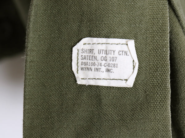 70s 米軍実物 US ARMY コットン サテン ユーティリティ シャツ L 74年製 ヴィンテージ OG107 シャツ袖 4th 軍物 ミリタリー 無地 オリーブ