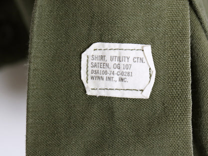 70s 米軍実物 US ARMY コットン サテン ユーティリティ シャツ L 74年製 ヴィンテージ OG107 シャツ袖 4th 軍物 ミリタリー 無地 オリーブ