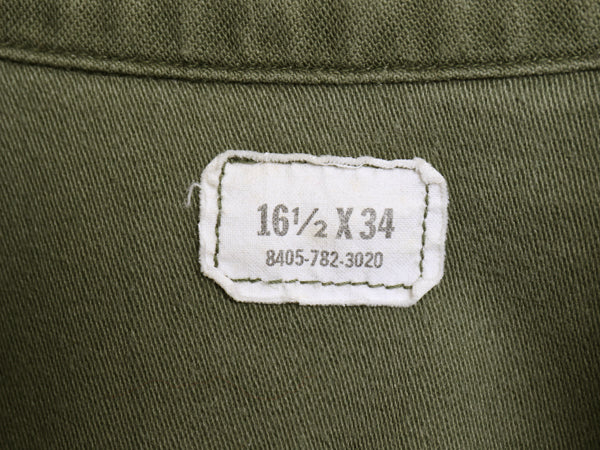 70s 米軍実物 US ARMY コットン サテン ユーティリティ シャツ L 74年製 ヴィンテージ OG107 シャツ袖 4th 軍物 ミリタリー 無地 オリーブ