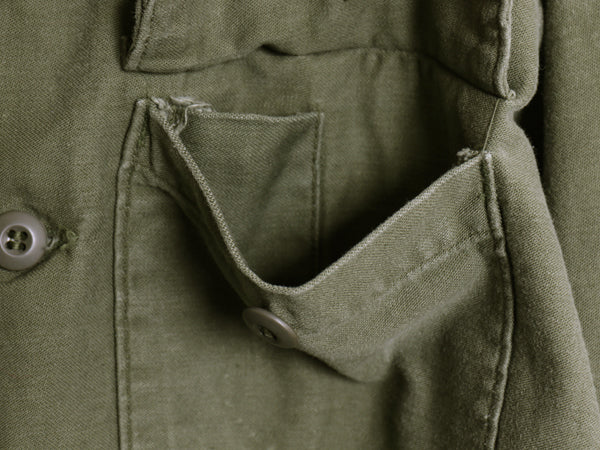 70s 米軍実物 US ARMY コットン サテン ユーティリティ シャツ L 74年製 ヴィンテージ OG107 シャツ袖 4th 軍物 ミリタリー 無地 オリーブ