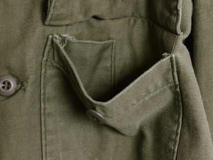 70s 米軍実物 US ARMY コットン サテン ユーティリティ シャツ L 74年製 ヴィンテージ OG107 シャツ袖 4th 軍物 ミリタリー 無地 オリーブ