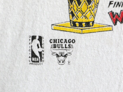 90s USA製 ★ NBA オフィシャル シカゴ ブルズ プリント Tシャツ ( メンズ M ) 90年代 当時物 バスケ イラスト ジョーダン キャラクター 白
